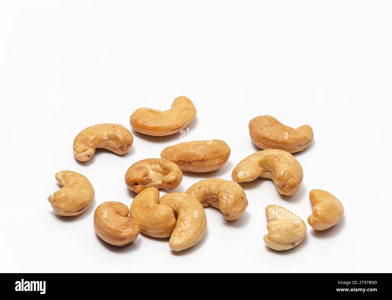 Noci di acagiù su sfondo bianco Foto Stock
