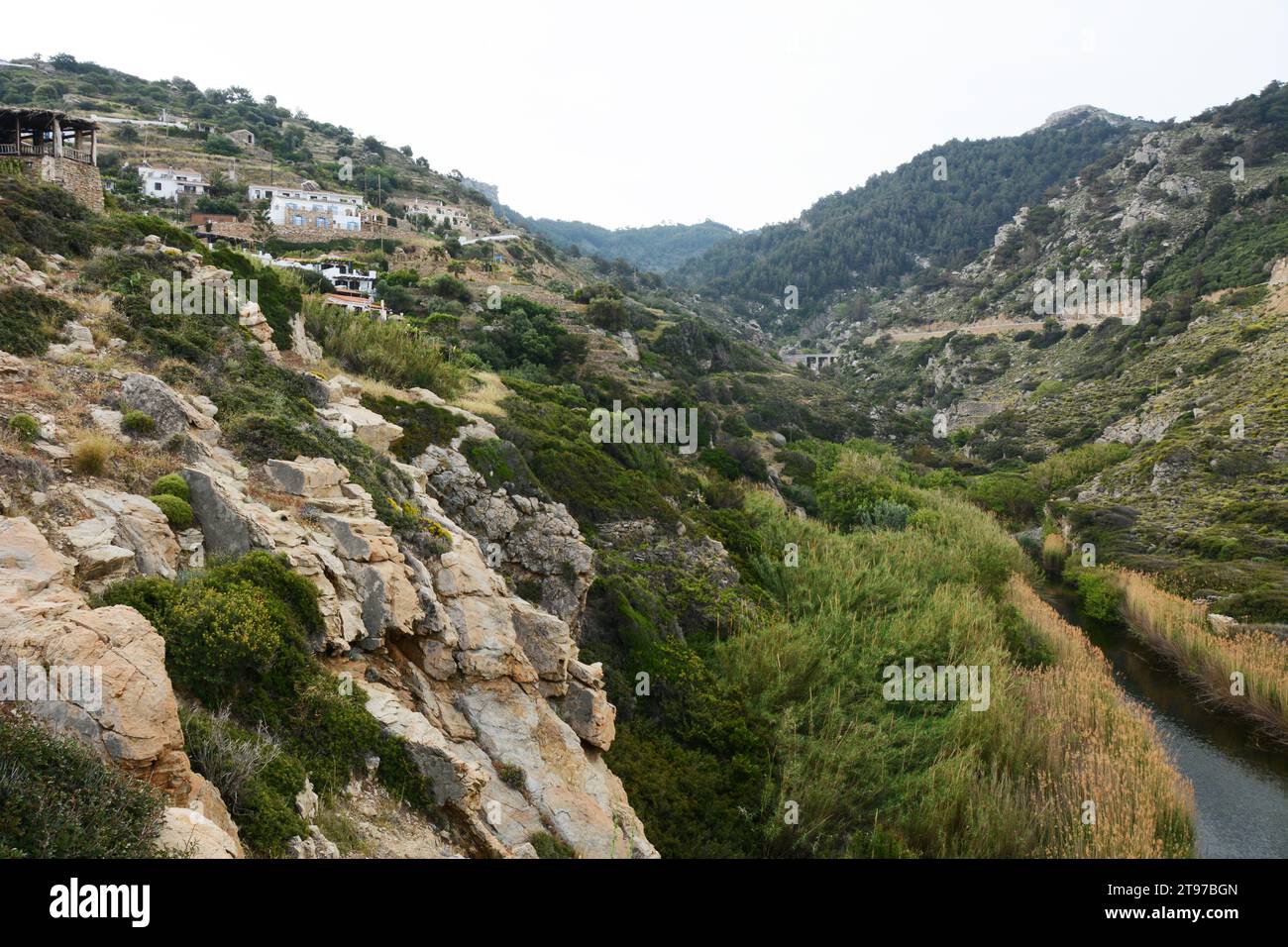 Il villaggio di montagna di NAS. Sul bordo del canyon Chalaris, sulla costa settentrionale dell'Ikaria, una "zona blu" nelle isole greche, in Grecia. Foto Stock