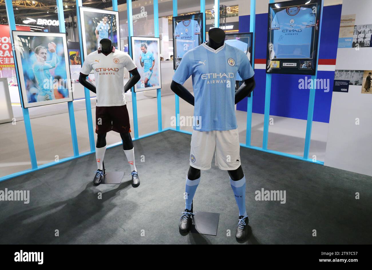SHANGHAI, CINA - 23 NOVEMBRE 2023 - le maglie dei giocatori del Manchester City Football Club sono esposte al 7° Shanghai International Sports Culture A. Foto Stock