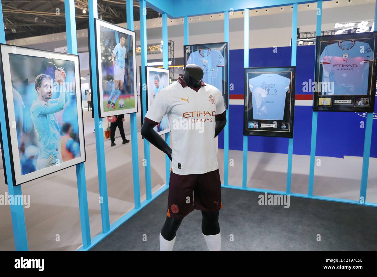 SHANGHAI, CINA - 23 NOVEMBRE 2023 - le maglie dei giocatori del Manchester City Football Club sono esposte al 7° Shanghai International Sports Culture A. Foto Stock