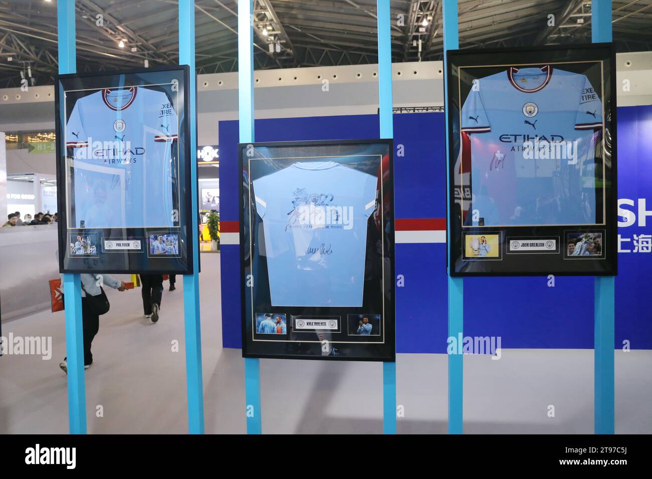 SHANGHAI, CINA - 23 NOVEMBRE 2023 - le maglie dei giocatori del Manchester City Football Club sono esposte al 7° Shanghai International Sports Culture A. Foto Stock