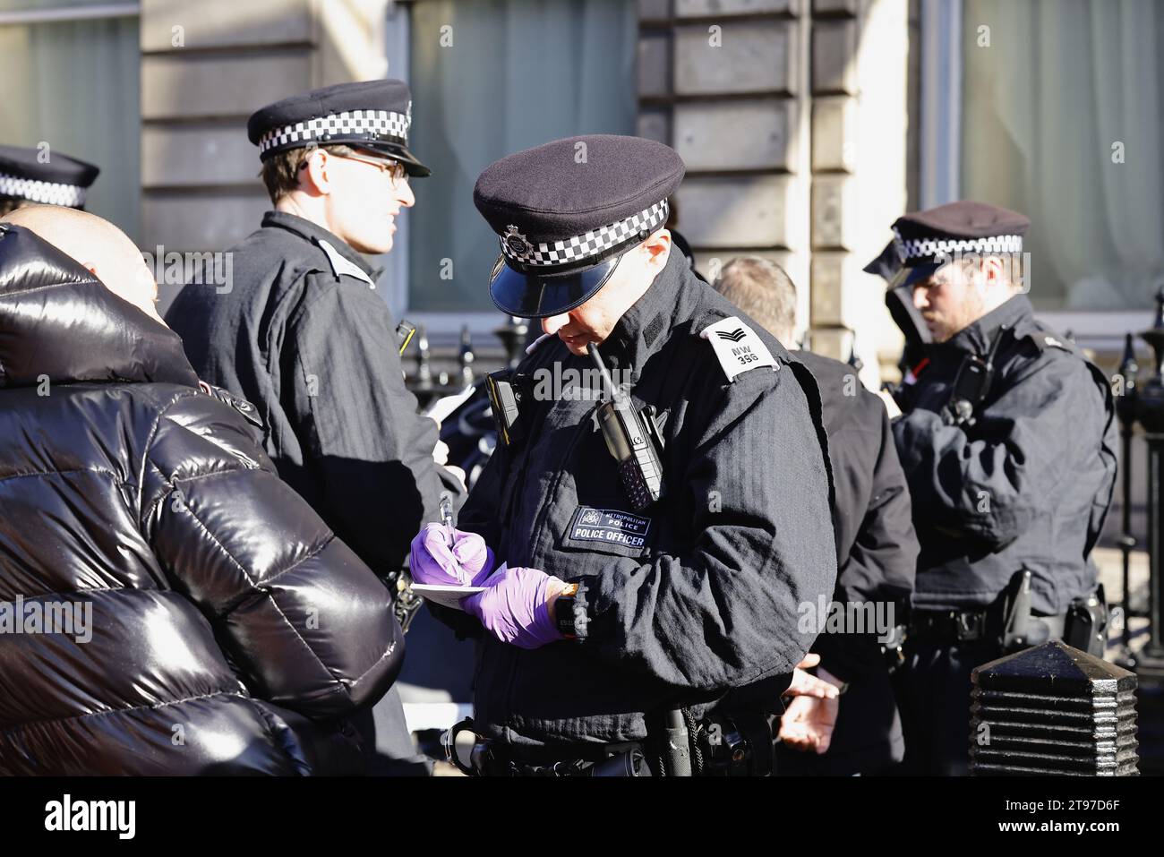 Inghilterra, Londra, Whitehall, polizia fermano e perquisiscono sospetti sostenitori della destra ai sensi della sezione 60 giustizia penale e ordine pubblico. Foto Stock