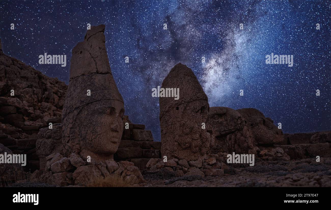 Antiche statue in rovina all'alba sul monte Nemrut in Turchia. Antico Regno di Commagene nel sud-est della Turchia. Foto Stock