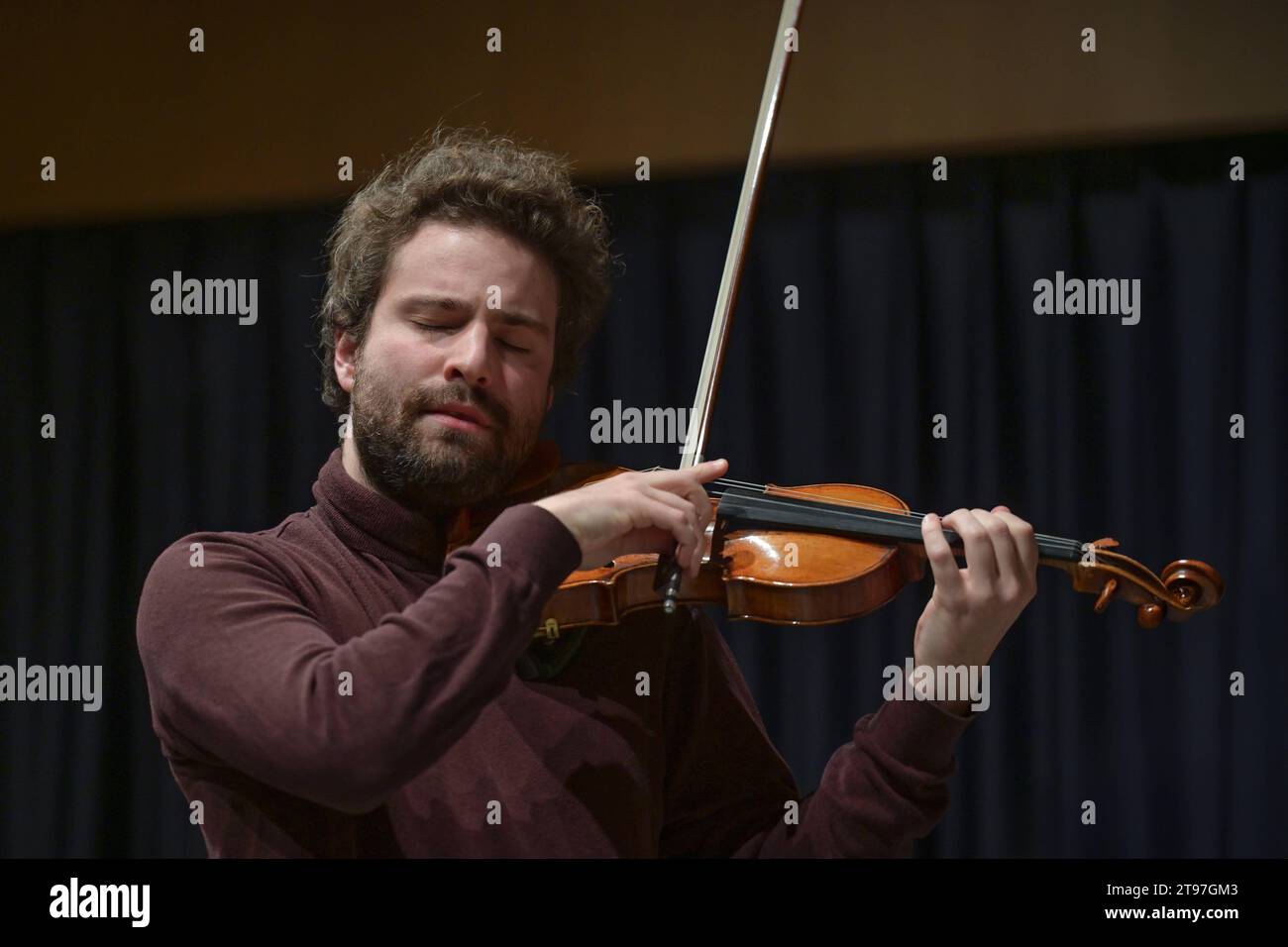 Proben zum Konzert recital fantasque, des Benjamin Herzl an der Violine und des Ingmar Lazar am Flügel, in der Landesmusikschule Gmunden, m Rahmen der Salzkammergut Festwochen Gmunden, AM 22.11.2023. DAS Bild zeigt den Geigenvirtuosen Benjamin Herzlel 2023 - Proben zum Konzert recital fantasque, des Benjamin Herzl an der Violine und des Ingmar Lazar am Flügel, in der Landesmusikschule Gmunden, m Rahmen der Salzkammergut Festwochen Gmunden, AM 22.11.2023. *** Prove per il recital di concerto fantasque, di Benjamin Herzl al violino e Ingmar Lazar al pianoforte a coda, alle Landesmusiks Foto Stock