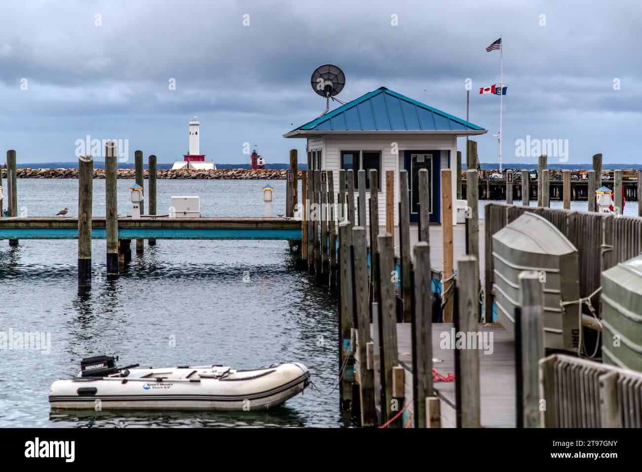 Molo di Haldimand Bay, isola di Mackinac con faro. Faro al largo dell'isola di Mackinac con molo per le barche. Porto di Mackinac Island, Michigan, Stati Uniti Foto Stock
