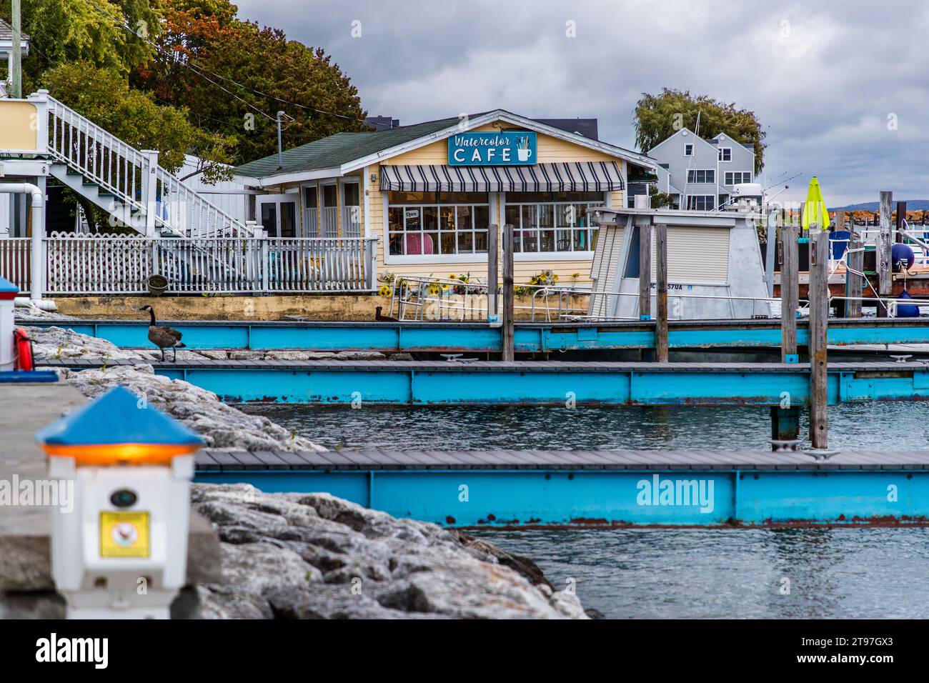 Island Habour Marina, Isola di Mackinac con Watercolor Cafe al molo di Yoder. Porto di Mackinac Island, Stati Uniti Foto Stock
