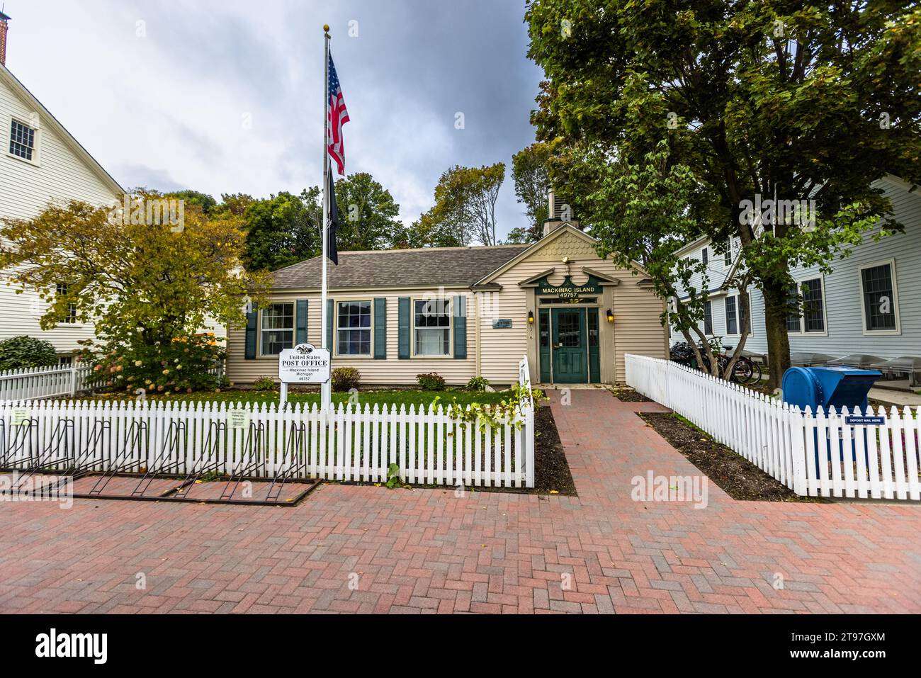 Il piccolo ufficio postale in Market Street a Mackinac Island offre gli stessi servizi di quelli più grandi. Tuttavia, non c'è consegna della posta sull'isola. Tutti devono venire a prendere la posta nella loro cassetta postale. L'ufficio postale principale di Mackinac Island, Michigan, Stati Uniti Foto Stock