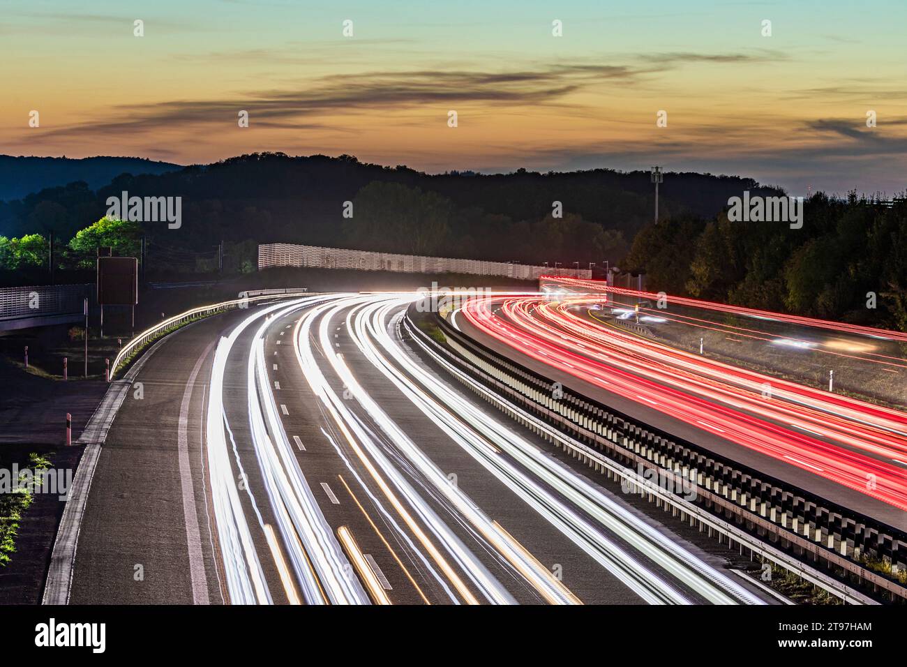 Germania, Baden-Wurttemberg, Kirchheim unter Teck, piste per veicoli leggeri sulla Bundesautobahn 8 al tramonto Foto Stock