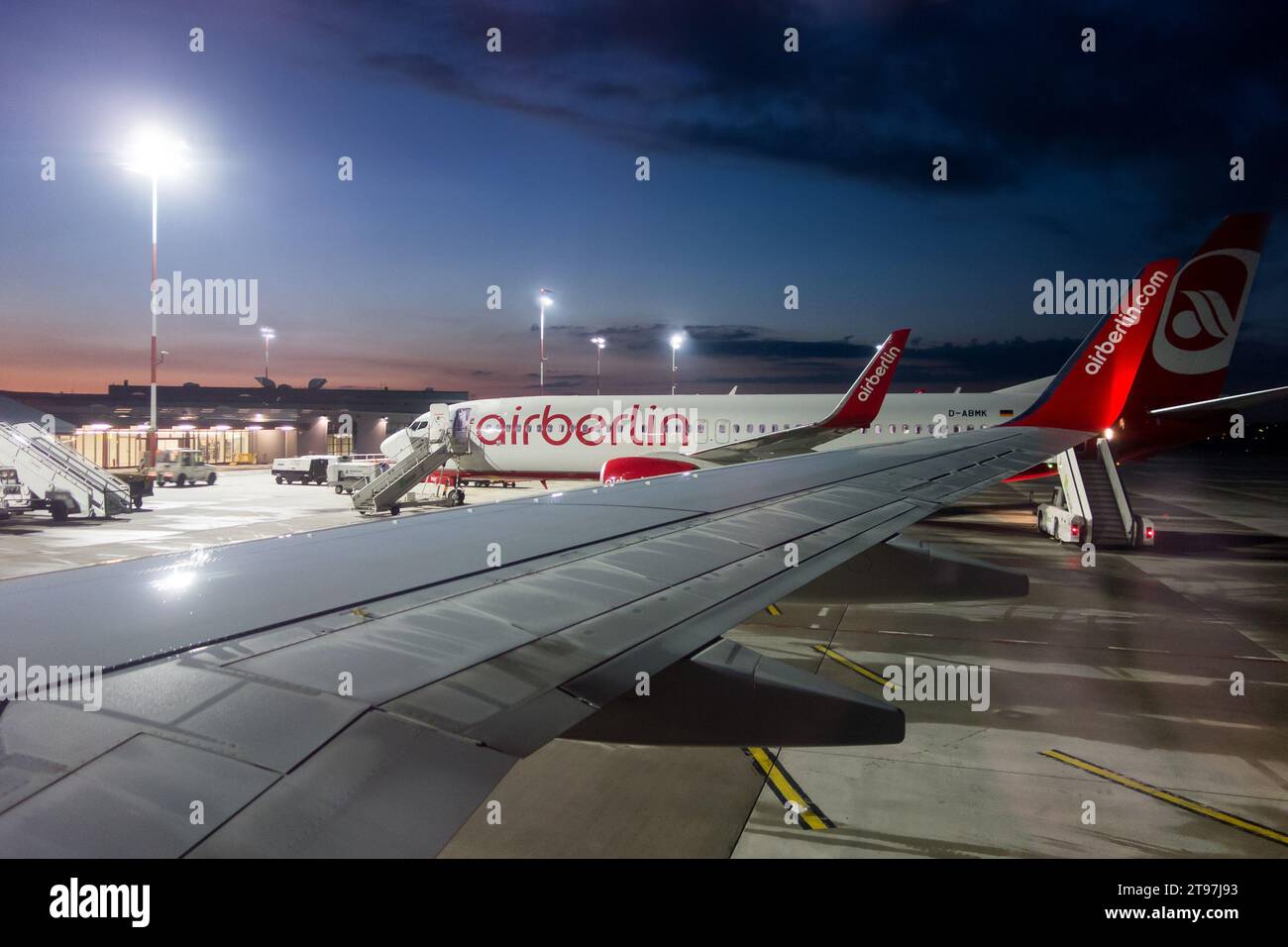 BERLINO, GERMANIA - 26 GIUGNO 2014: Vista dell'aereo Airberlin Boeing 737-86J su un aeroporto di Berlino durante la notte. Foto Stock