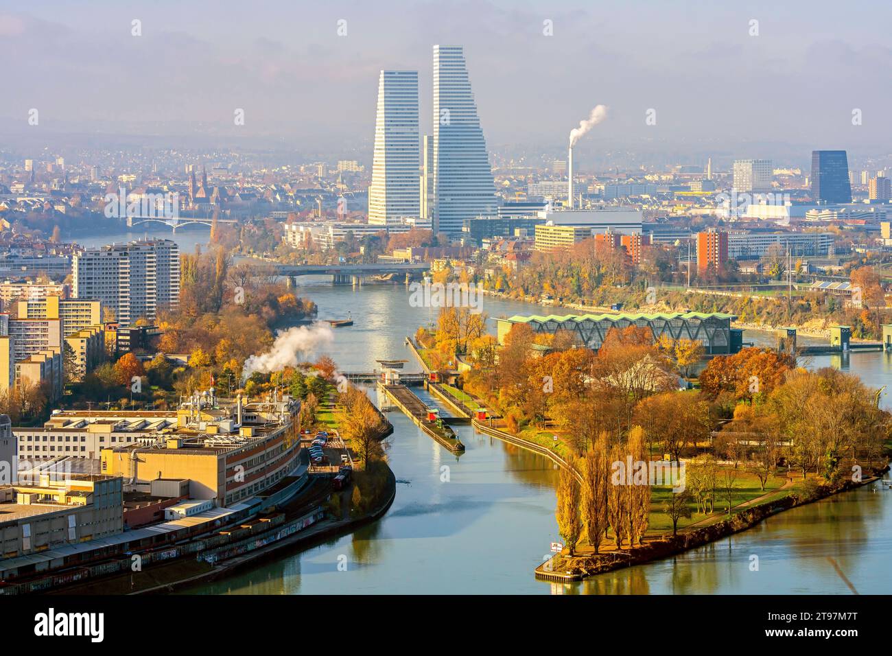 Vista sopraelevata di Basilea e delle Roche Towers (gli edifici più alti della Svizzera). Cantone di Basilea città, Svizzera. Foto Stock