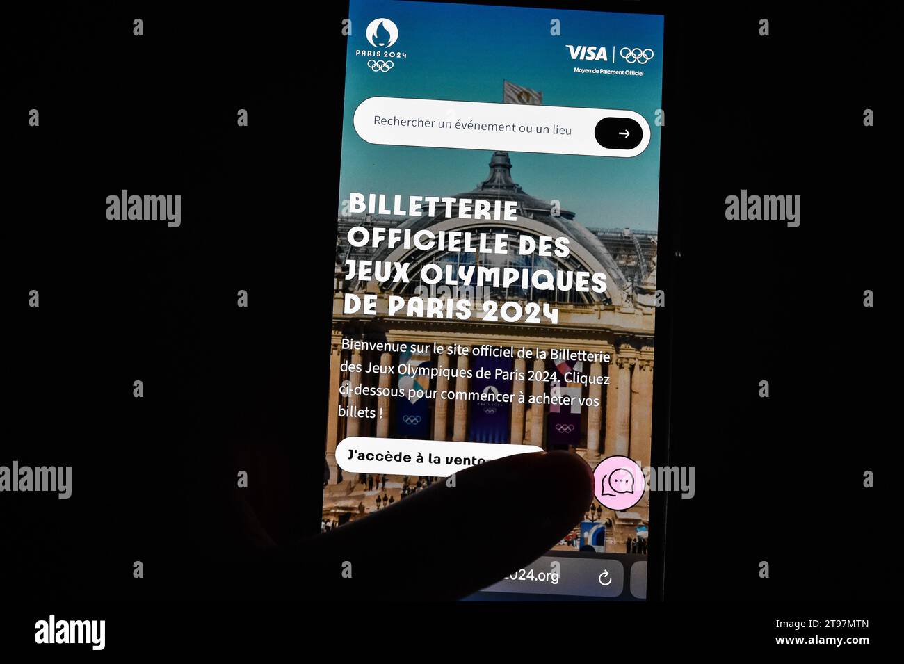 Parigi, Francia. 23 novembre 2023. Questa immagine mostra una persona che visita il sito ufficiale dei Giochi Olimpici di Parigi 2024 per acquistare i biglietti il 23 novembre 2023 a Parigi, Francia - foto Matthieu Mirville/DPPI credito: DPPI Media/Alamy Live News Foto Stock