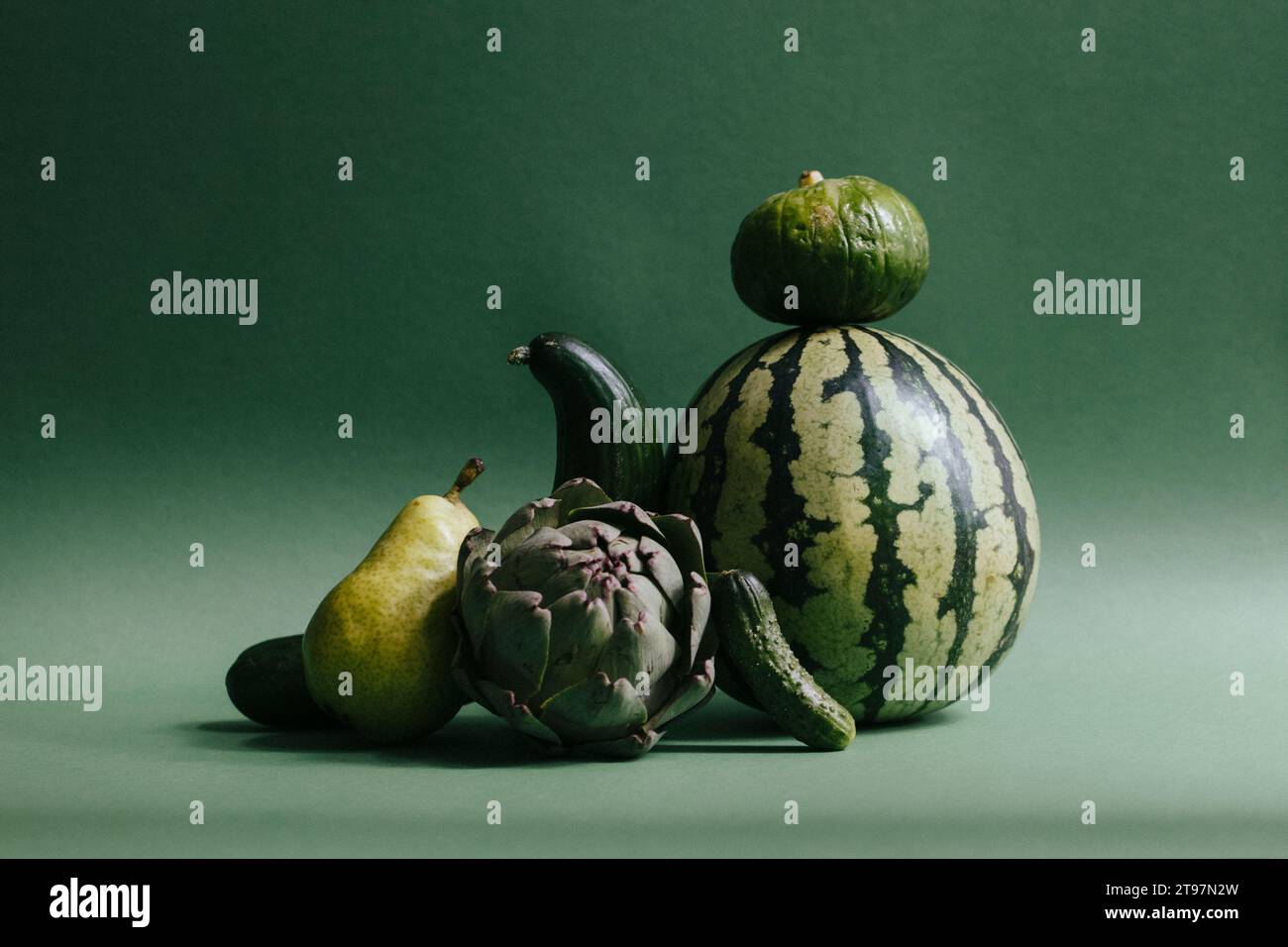 Frutta e verdura verdi su sfondo verde Foto Stock