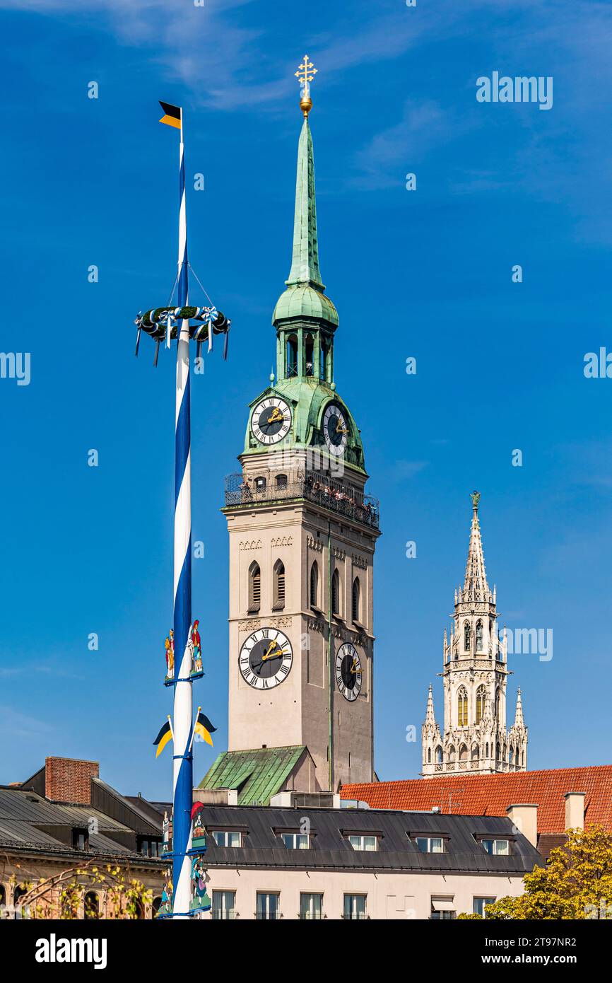 Germania, Baviera, Monaco di Baviera, Maypole di fronte a St Peters Church Foto Stock