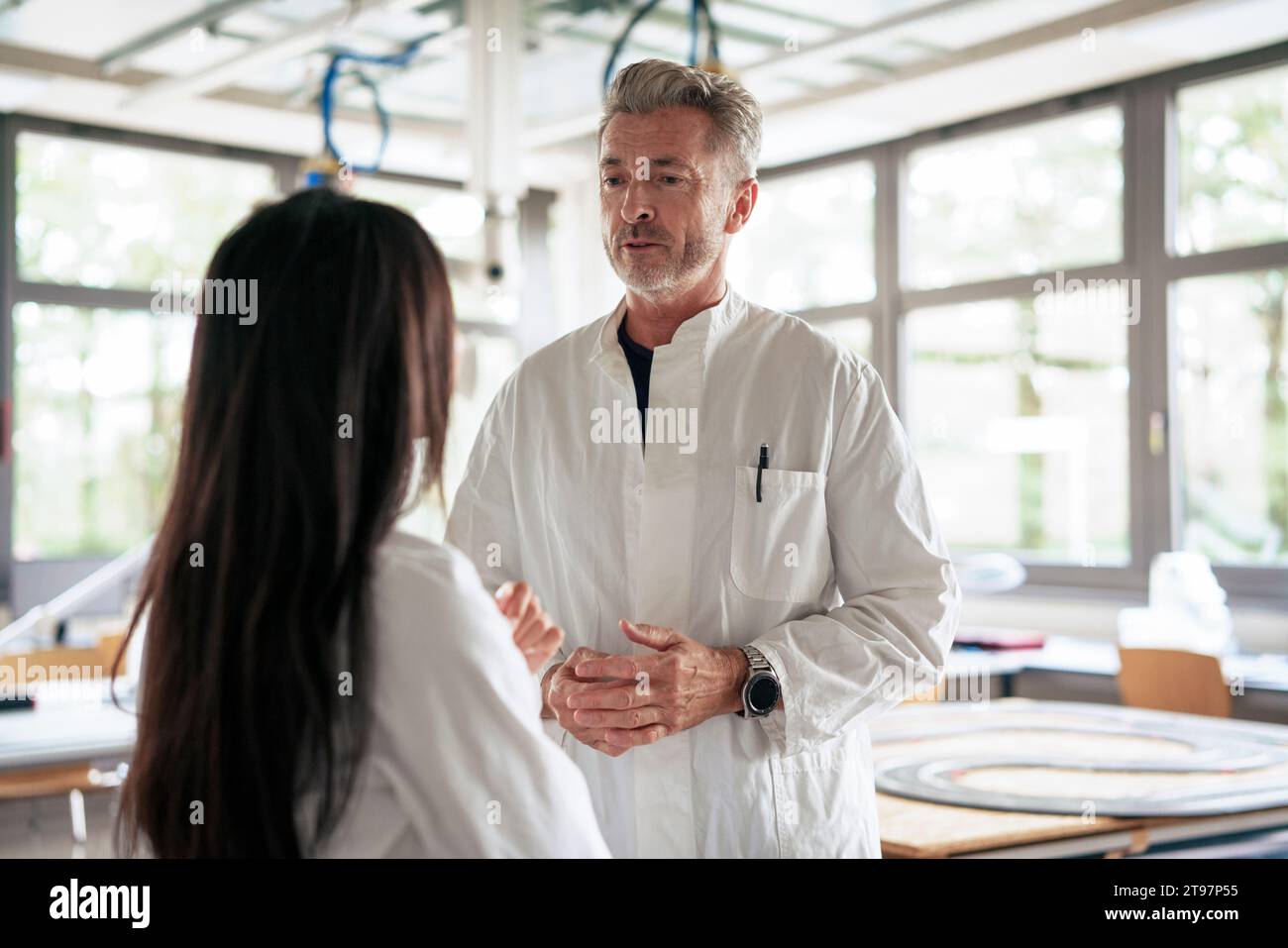 Scienziati che discutono insieme in laboratorio Foto Stock