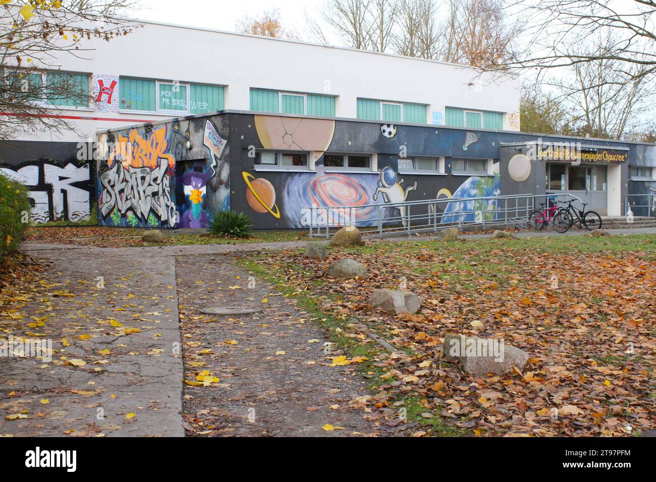 Blick am Mittwoch 22.11.2023 im Stadtteil Groß Klein der Hanse- und Universitätsstadt Rostock auf die Sporthalle an der Alten Warnemünder Chaussee. Die Halle wurde kürzlich als vorübergehende Unterkunft für Geflüchtete ausgewählt. *** Vista del palazzetto dello sport in alte Warnemünder Chaussee nel quartiere Groß Klein della città anseatica e universitaria di Rostock mercoledì 22 11 2023 la sala è stata recentemente selezionata come alloggio temporaneo per i rifugiati Foto Stock