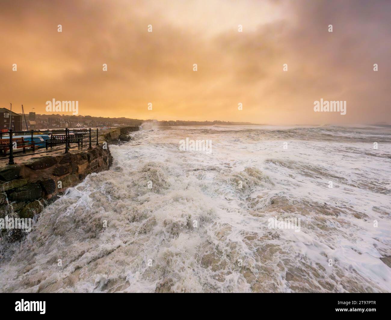 Regno Unito, Scozia, North Berwick, East Lothian Coast durante Storm Babet Foto Stock