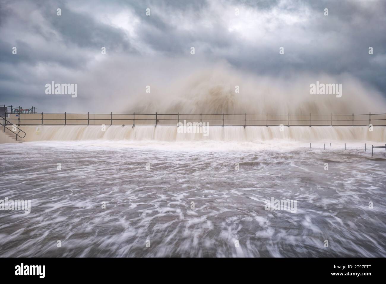 Regno Unito, Scozia, North Berwick, lunga esposizione di onde che si infrangono sul muro del porto durante Storm Babet Foto Stock