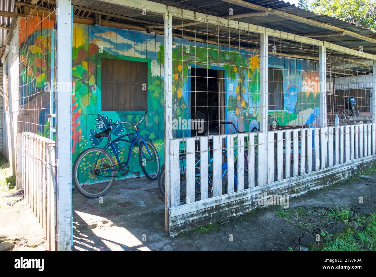 Cabina con pareti decorate nella città costiera di Puerto Cortes a Puntarenas, Costa Rica Foto Stock