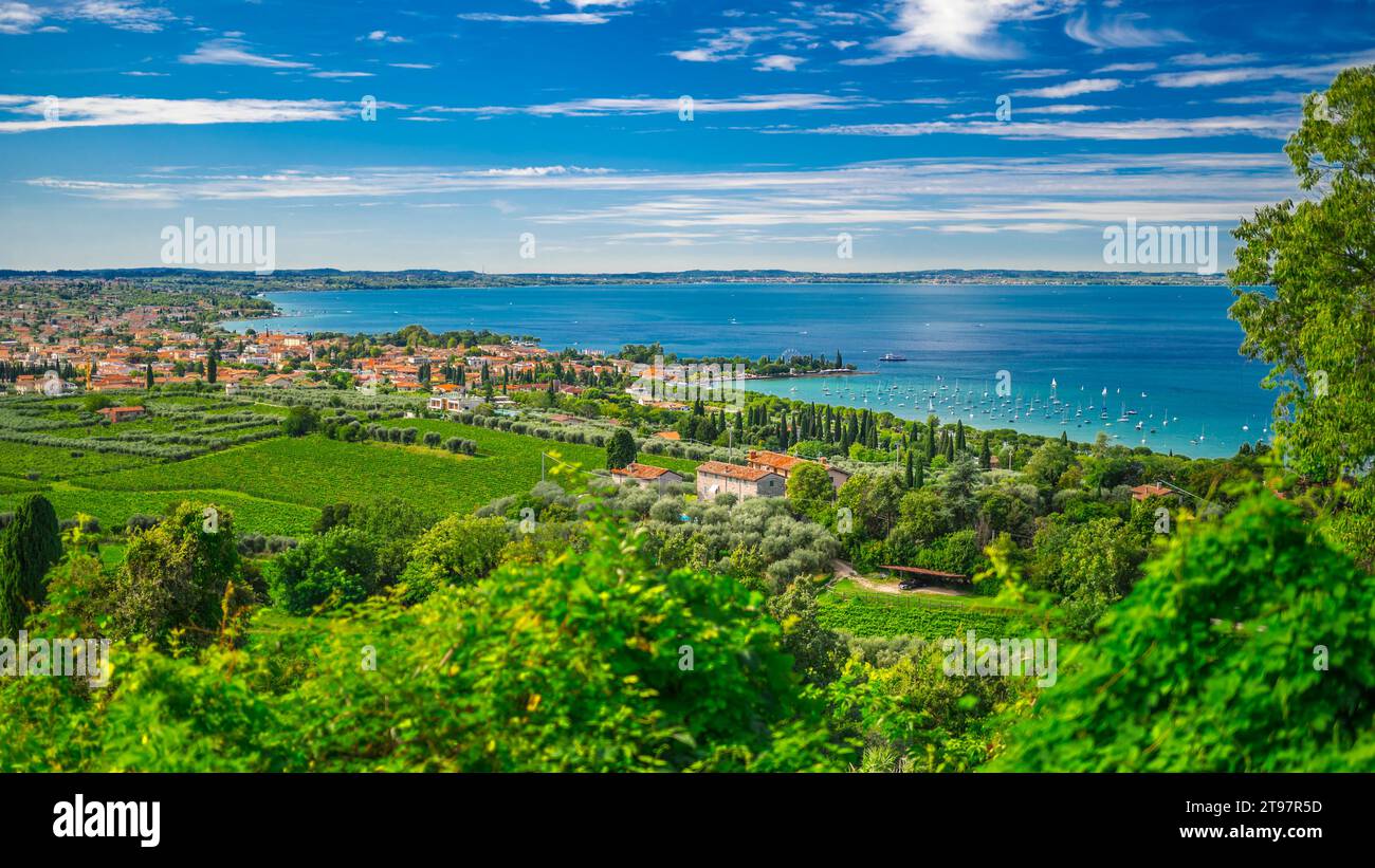 Italia, Veneto, Bardolino, Vista del paese sulla riva del Lago di Garda in estate Foto Stock