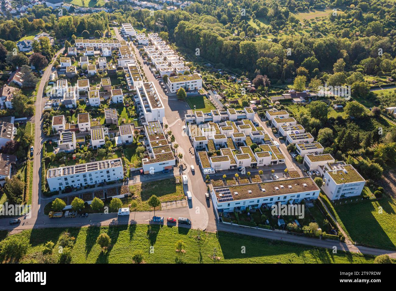 Germania, Baden-Wurttemberg, Esslingen, visione aerea dei moderni sobborghi ad alta efficienza energetica in estate Foto Stock