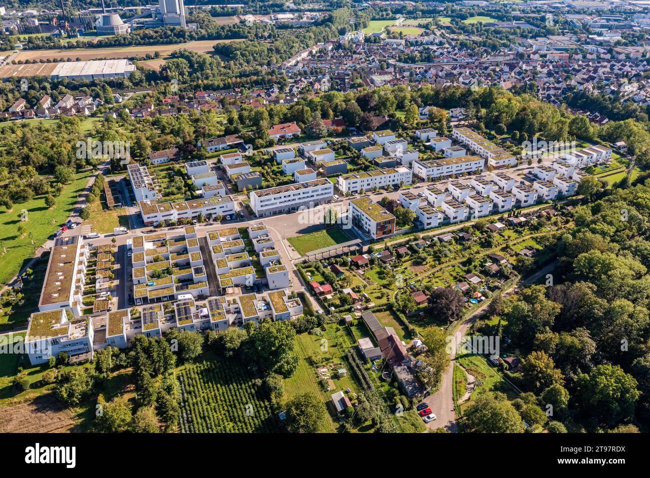 Germania, Baden-Wurttemberg, Esslingen, visione aerea dei moderni sobborghi ad alta efficienza energetica in estate Foto Stock