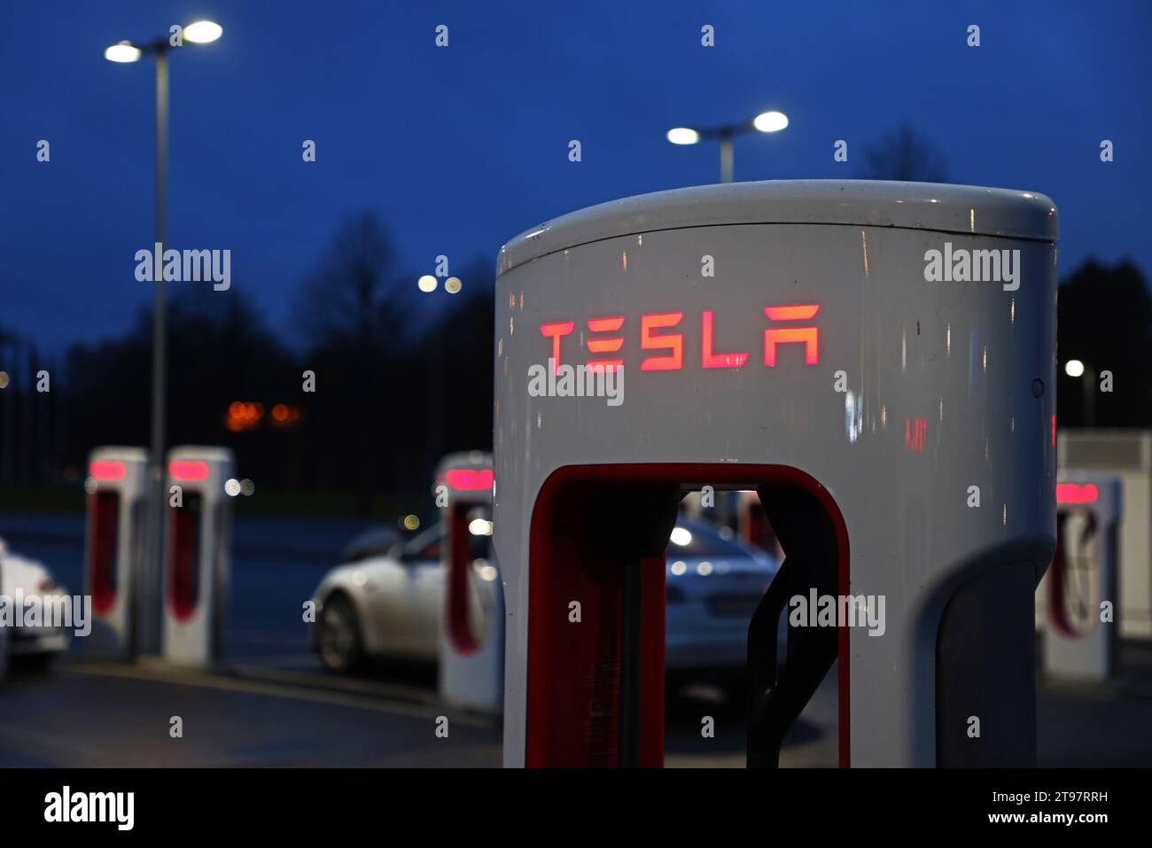 Jönköping, Svezia. 22 novembre 2023. Stazione di ricarica Tesla. Credito: Jeppe Gustafsson/Alamy Live News Foto Stock