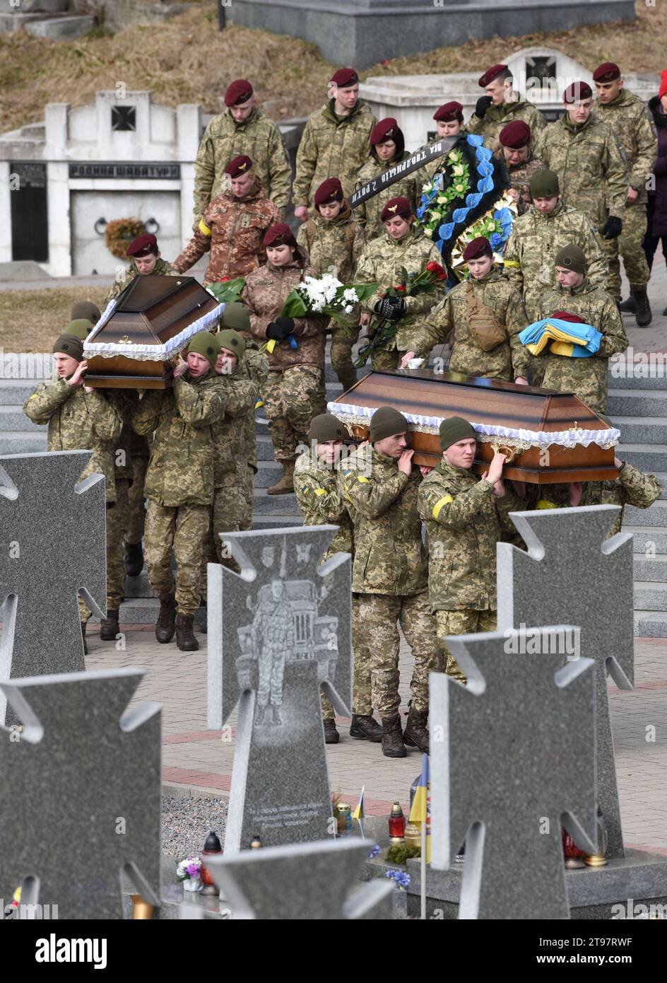 Leopoli, Ucraina - 9 marzo 2022: I militari trasportano bare durante i funerali dei militari ucraini uccisi durante l'invasione russa dell'Ucraina, a Lychaki Foto Stock