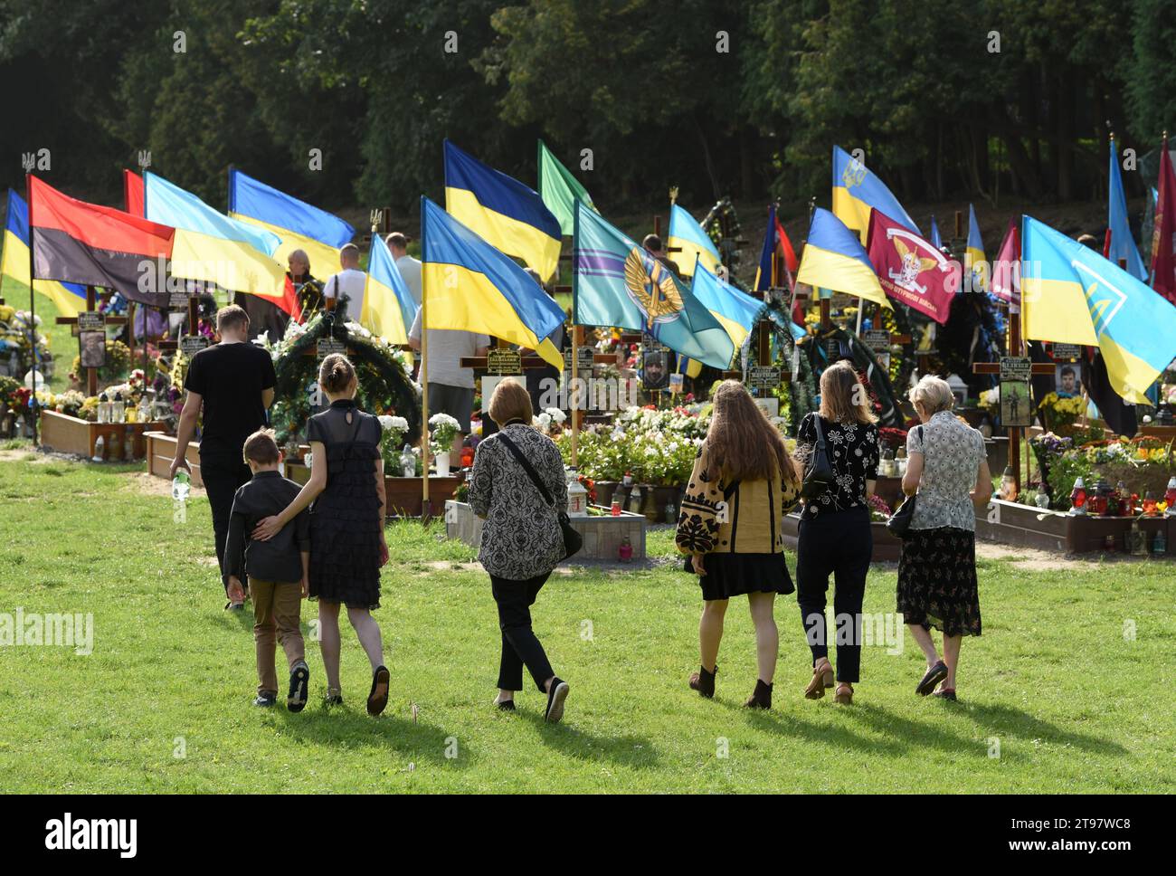 Leopoli, Ucraina - 24 agosto 2022: La gente partecipa alla cerimonia per i soldati caduti dell'Ucraina uccisi durante l'invasione russa dell'Ucraina. Foto Stock