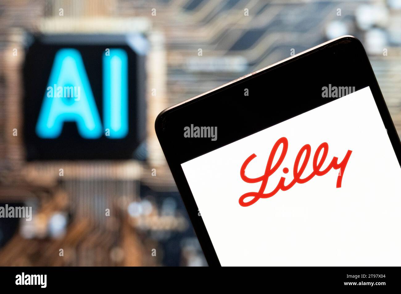 Cina. 3 novembre 2023. In questa immagine fotografica, il logo dell'azienda farmaceutica americana Lilly (NYSE: LLY) è visibile su uno smartphone con un chip di intelligenza artificiale (ai) e un simbolo sullo sfondo. Credito: SOPA Images Limited/Alamy Live News Foto Stock