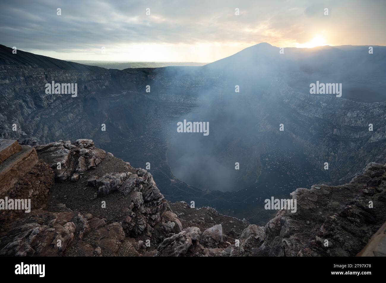 Parco nazionale del cratere del vulcano Masaya in Nicaragua con tramonto Foto Stock