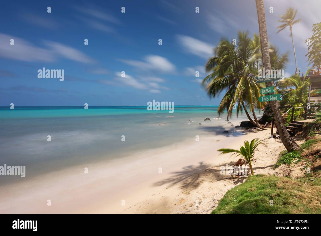 Spiaggia paradisiaca nel mar dei Caraibi con acqua di mare liscia Foto Stock