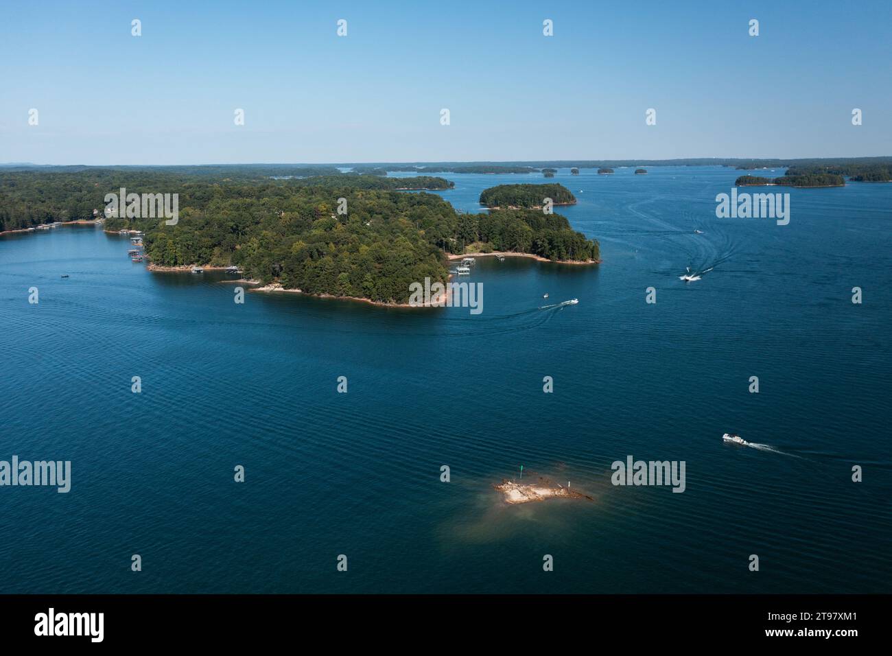 Vista aerea panoramica dello splendido lago Lanier, una popolare destinazione estiva per gli amanti degli sport acquatici e una delle principali fonti di approvvigionamento idrico della Metro Atlanta Foto Stock