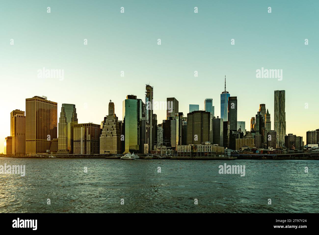 Vista panoramica dello skyline di Manhattan al tramonto a New York Foto Stock