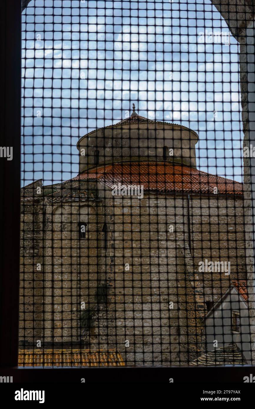 Chiesa di S.. Donatus ha visto attraverso la griglia metallica su una finestra. Zara, Croazia. Foto Stock