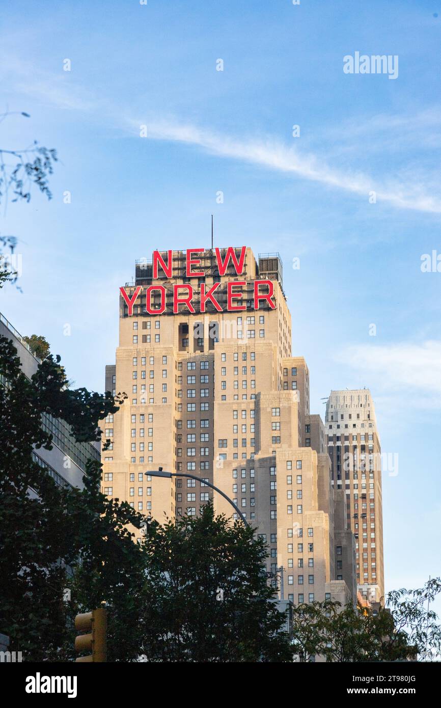 Il cartello del New Yorker Hotel, Eighth Avenue, Manhattan, New York City, Stati Uniti d'America. Foto Stock