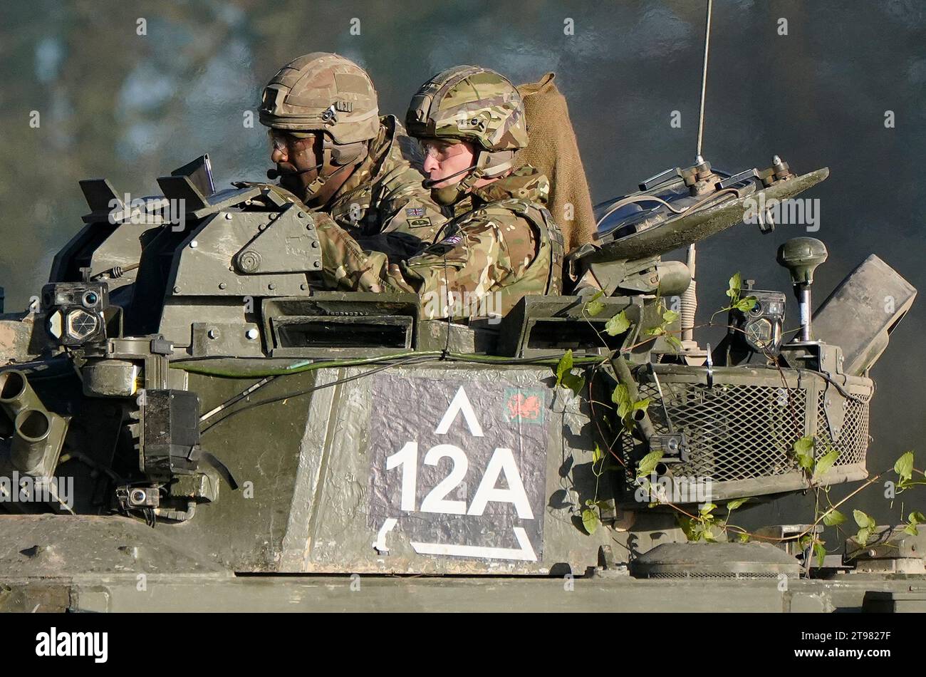 Il Prince of Wales, Colonnello in Capo, 1st Battalion Mercian Regiment (a destra) cavalca su un veicolo da combattimento armato Warrior mentre partecipa a un'esercitazione di attacco durante una visita al reggimento, nel sud-ovest del Regno Unito, per la prima volta dopo la sua nomina al ruolo di re Carlo III Data foto: Giovedì 23 novembre 2023. Foto Stock