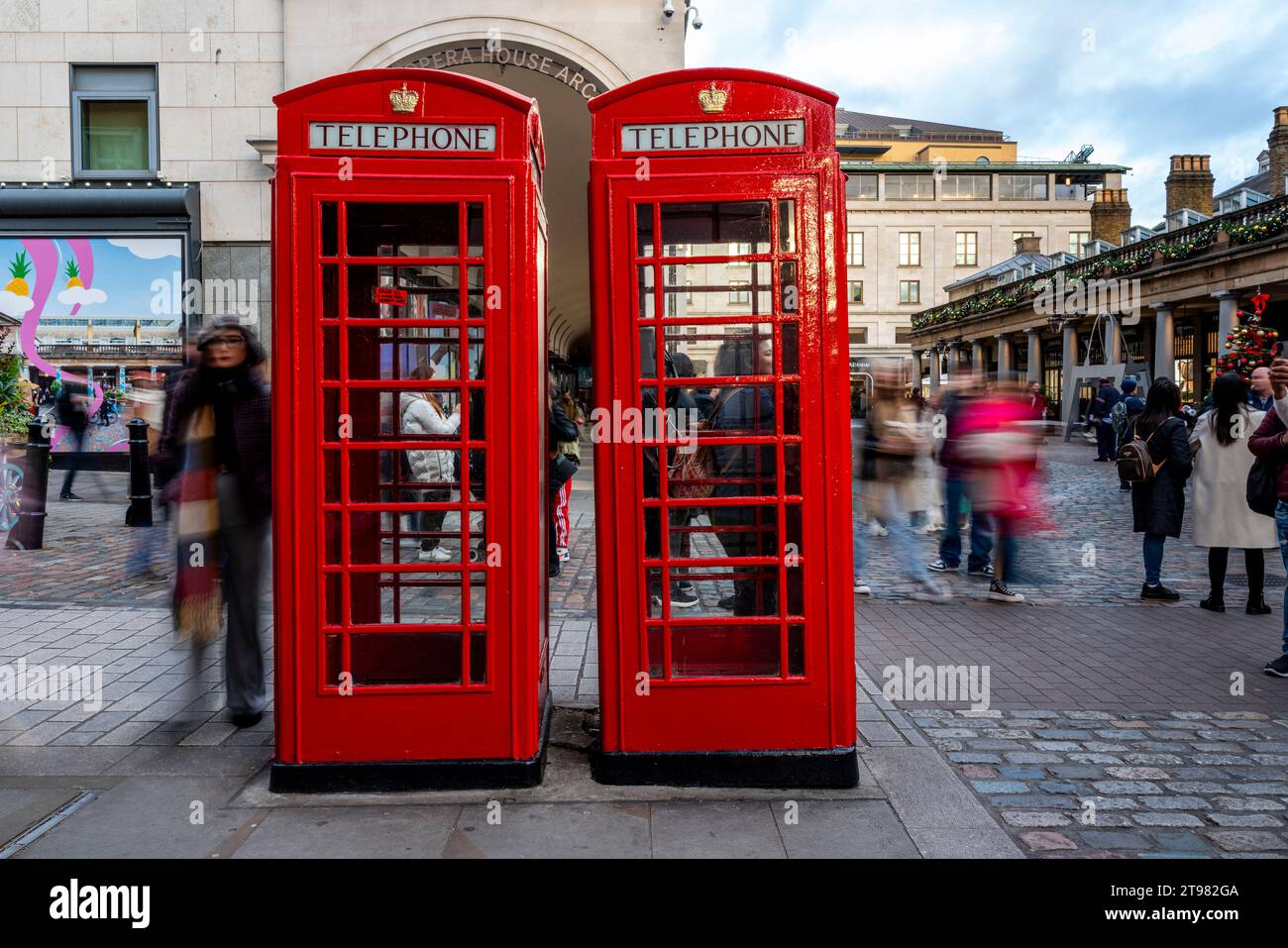 Due cabine telefoniche rosse tradizionali a Covent Garden, Londra, Regno Unito Foto Stock