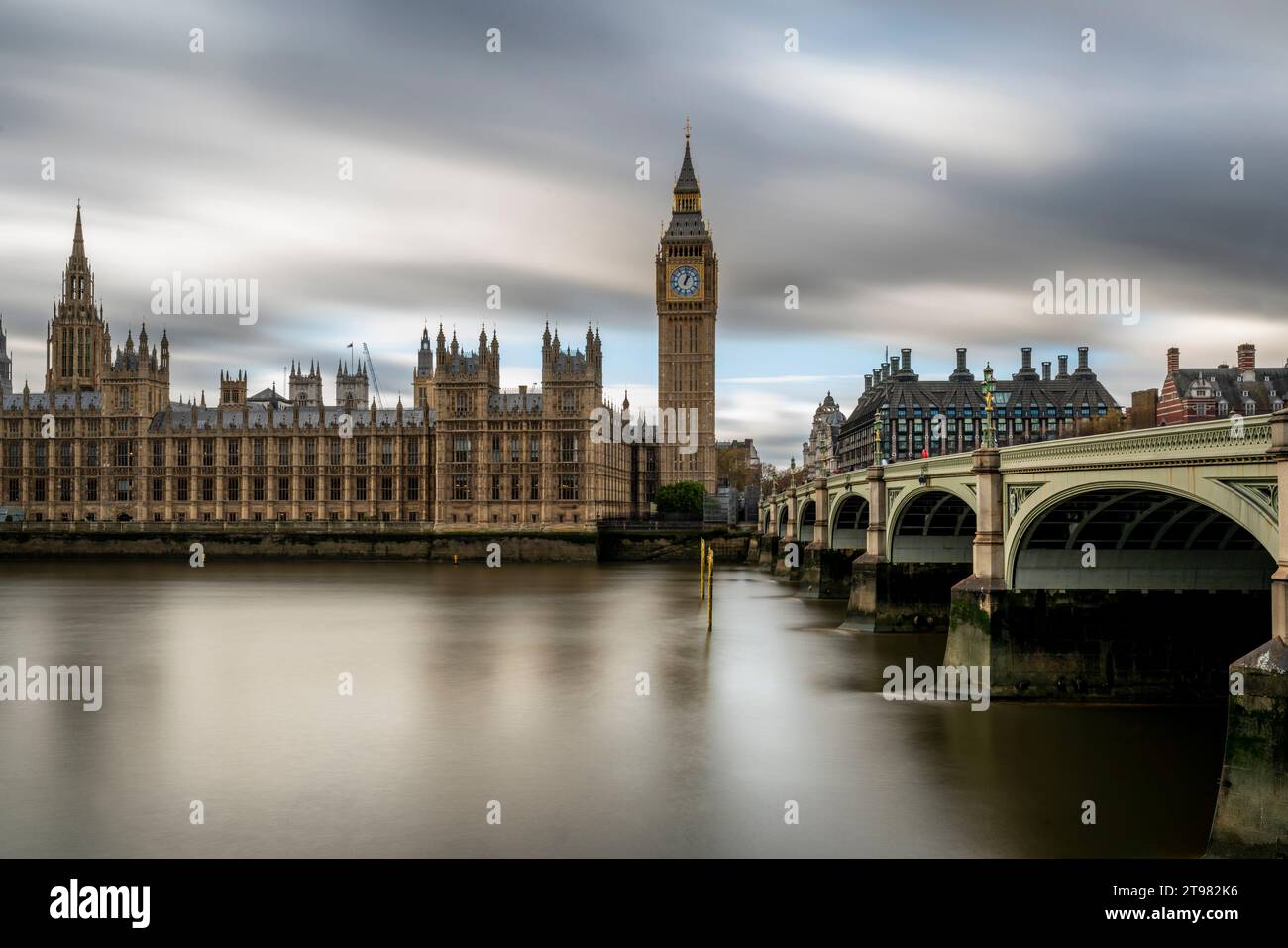 Westminster Bridge, il Tamigi e le Houses of Parliament, Londra, Regno Unito Foto Stock