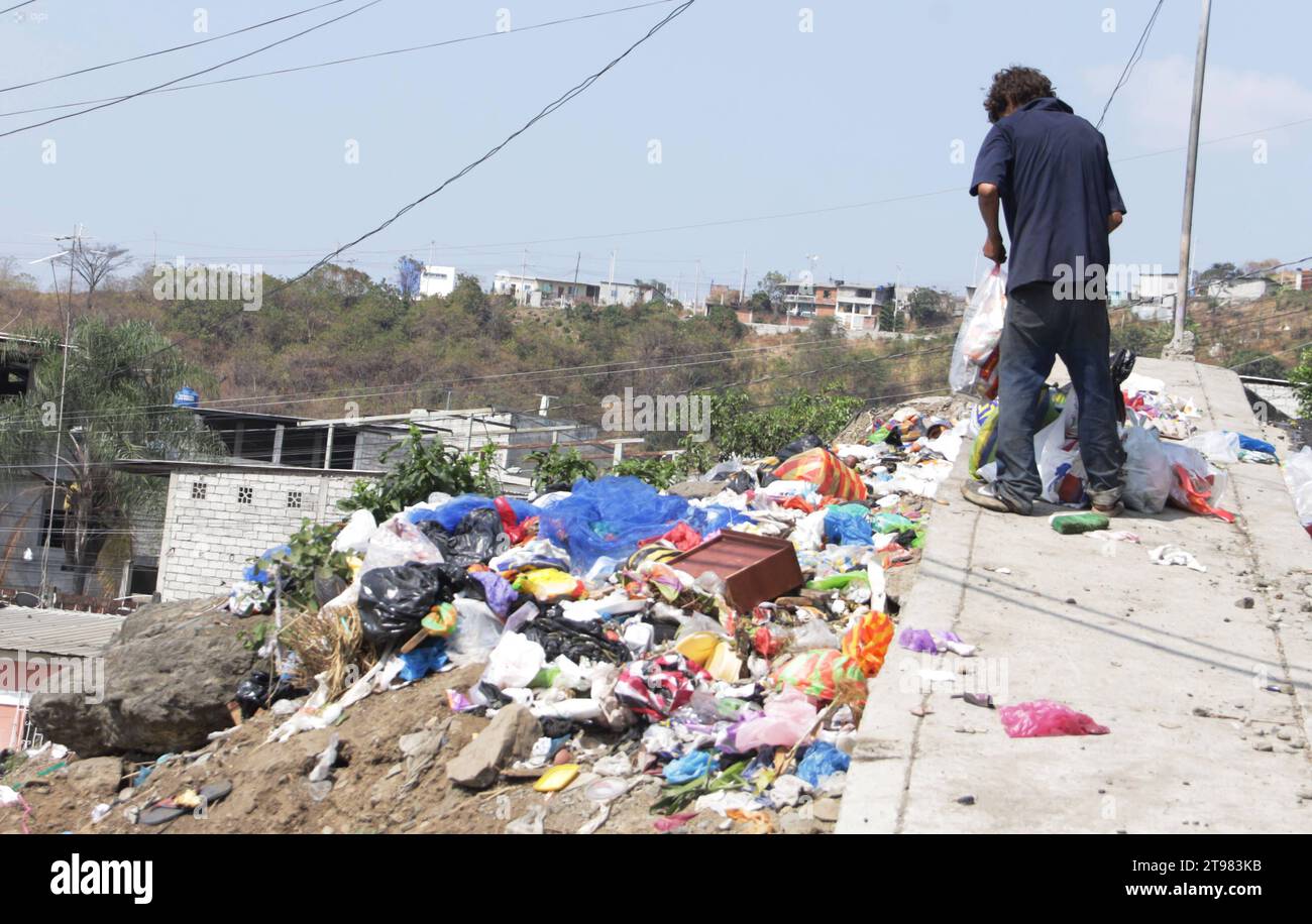 GYE-RECOLECCION BASURA DURAN Duran, jueves 23 de noviembre del 2023 Luego de una convocatoria donde el alcalde Luis Chonillo se dirigio a empleados de diferentes areas del municipio de Duran, con quienes se realizo un compromiso de colaboracion, salieron a recoger la basura acumulada por la paralizacion del servicio de parte del consorcio Duran Limipio. Fotos:CÃ sar Munoz/API Duran Guayas Ecuador SOI-GYE-RECOLECCIONBASURADURAN-7b61b96c6b8fddb90832fd24928f6fab ** GYE DURAN GARBAGE COLLECTION Duran, giovedì 23 novembre 2023 dopo una chiamata in cui il sindaco Luis Chonillo si rivolgeva ai dipendenti del dif Foto Stock