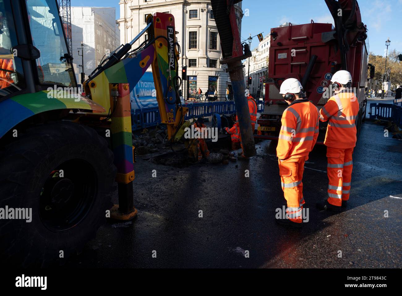 Persone che si godono un drink all'interno del pub Kings Arms in Roupell Street il 15 novembre 2023 a Londra, Regno Unito. Foto Stock