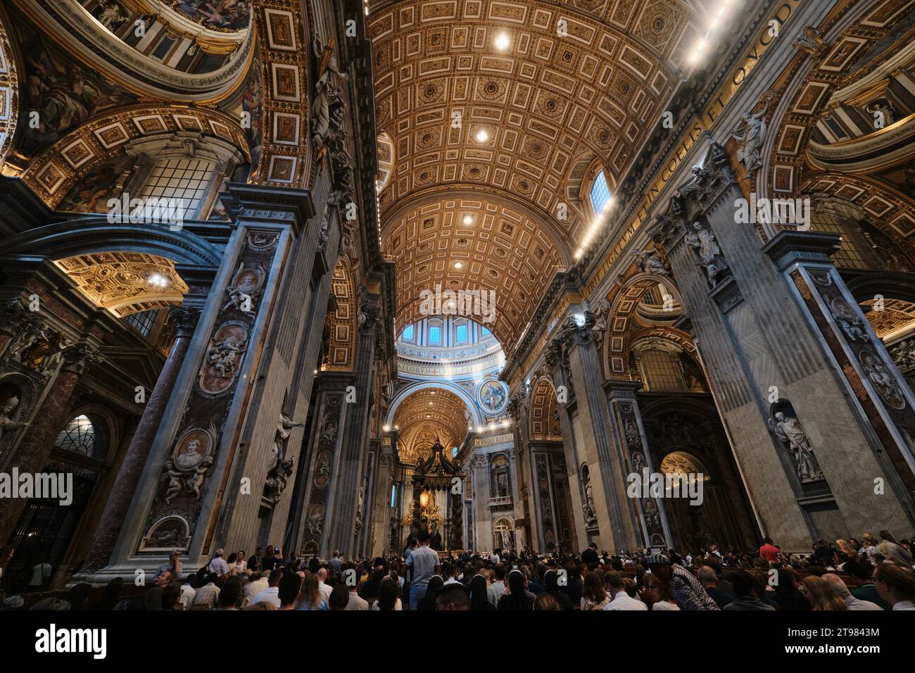 Roma, Italia - 4 novembre 2023: Interno di St Basilica di Pietro, Vaticano Foto Stock