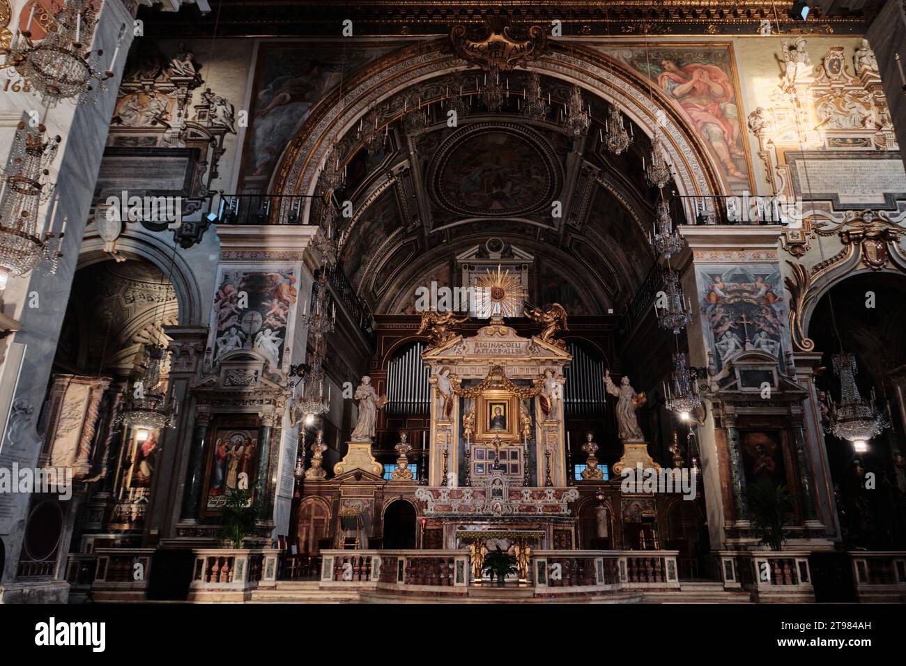 Roma, Italia - 4 novembre 2023: Interno con antichi archi in pietra, la basilica di Santa Maria in Aracoeli sorge sul colle Capitolino Foto Stock
