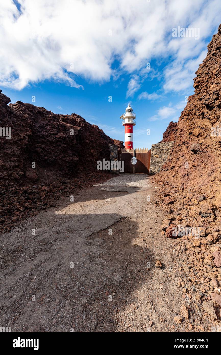 Immagine di viaggio eccentrica ad alta risoluzione del faro Punta de Teno in buona luce solare e con spazio negativo,Teneˈɾife; Teneriffe, Isole Canarie, Foto Stock