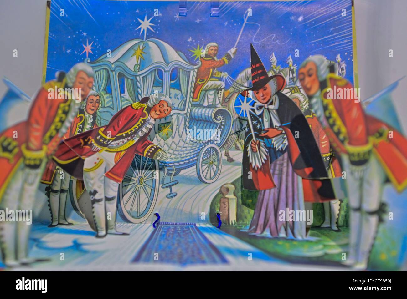 Ceske Budejovice, Repubblica Ceca. 23 novembre 2023. Fiaba Natale di Vojtech Kubasta mostra al South Bohemia Museum di Ceske Budejovice, Repubblica Ceca, 23 novembre 2023. I visitatori possono vedere presepi a grandezza naturale, illustrazioni di libri da favola o disegni natalizi creati dal famoso pittore e illustratore ceco. Credito: Vaclav Pancer/CTK Photo/Alamy Live News Foto Stock