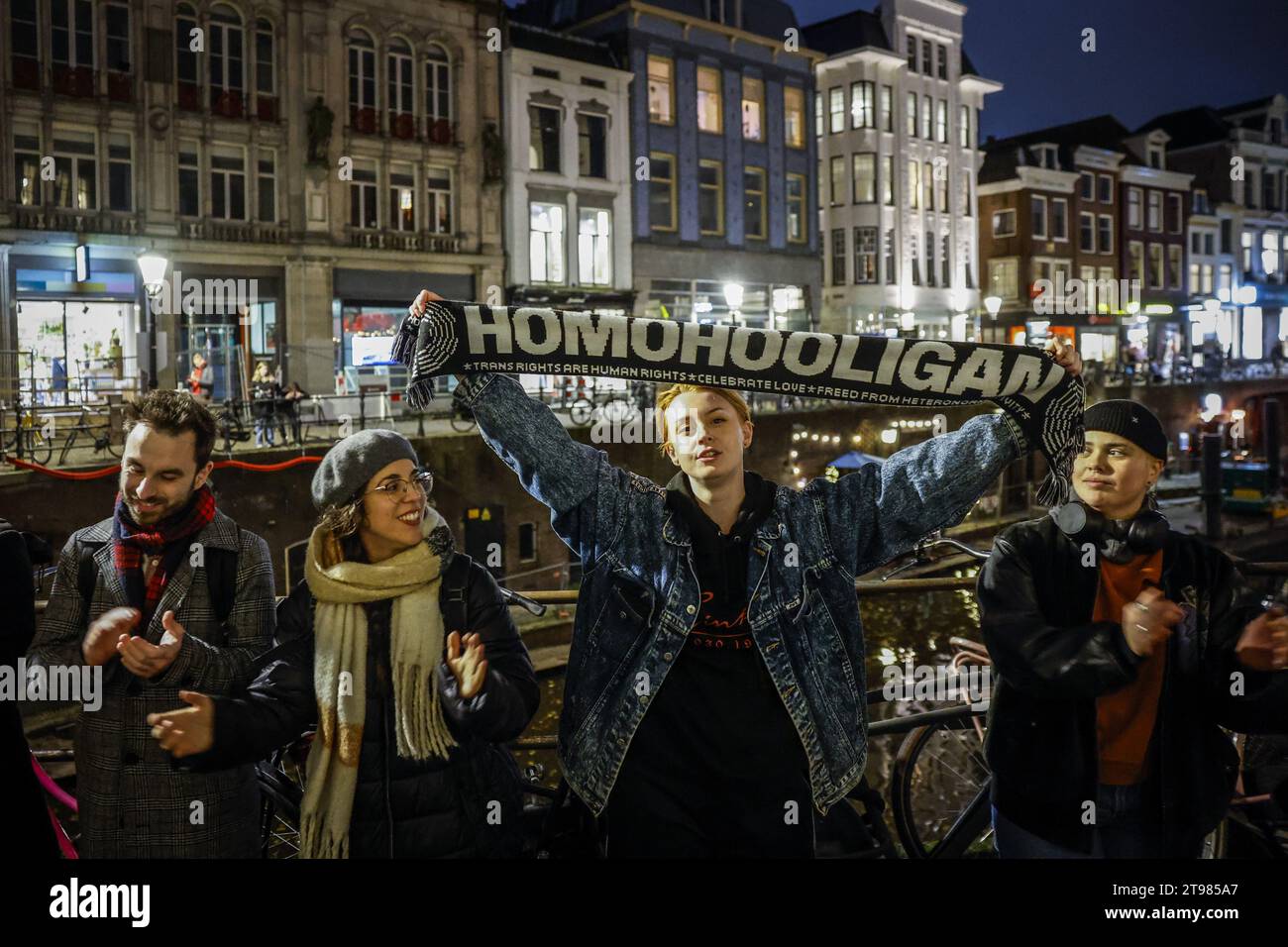 UTRECHT - partecipanti a un'azione di solidarietà contro l'esclusione e la discriminazione intorno al municipio di Utrecht. L'azione, chiamata Utrecht, si tengono a vicenda, è una risposta alla vittoria elettorale del PVV di Geert Wilders. ANP ROBIN VAN LONKHUIJSEN paesi bassi Out - belgio Out Foto Stock