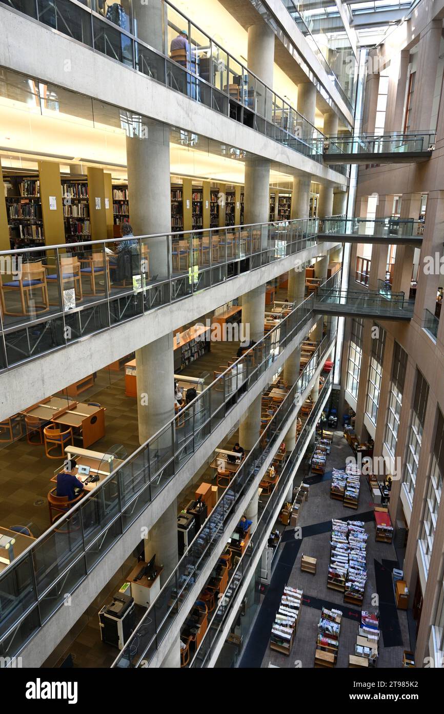Vancouver, British Columbia, Canada - 15 agosto 2023: L'edificio principale della Vancouver Public Library a Library Square a Vancouver. Foto Stock