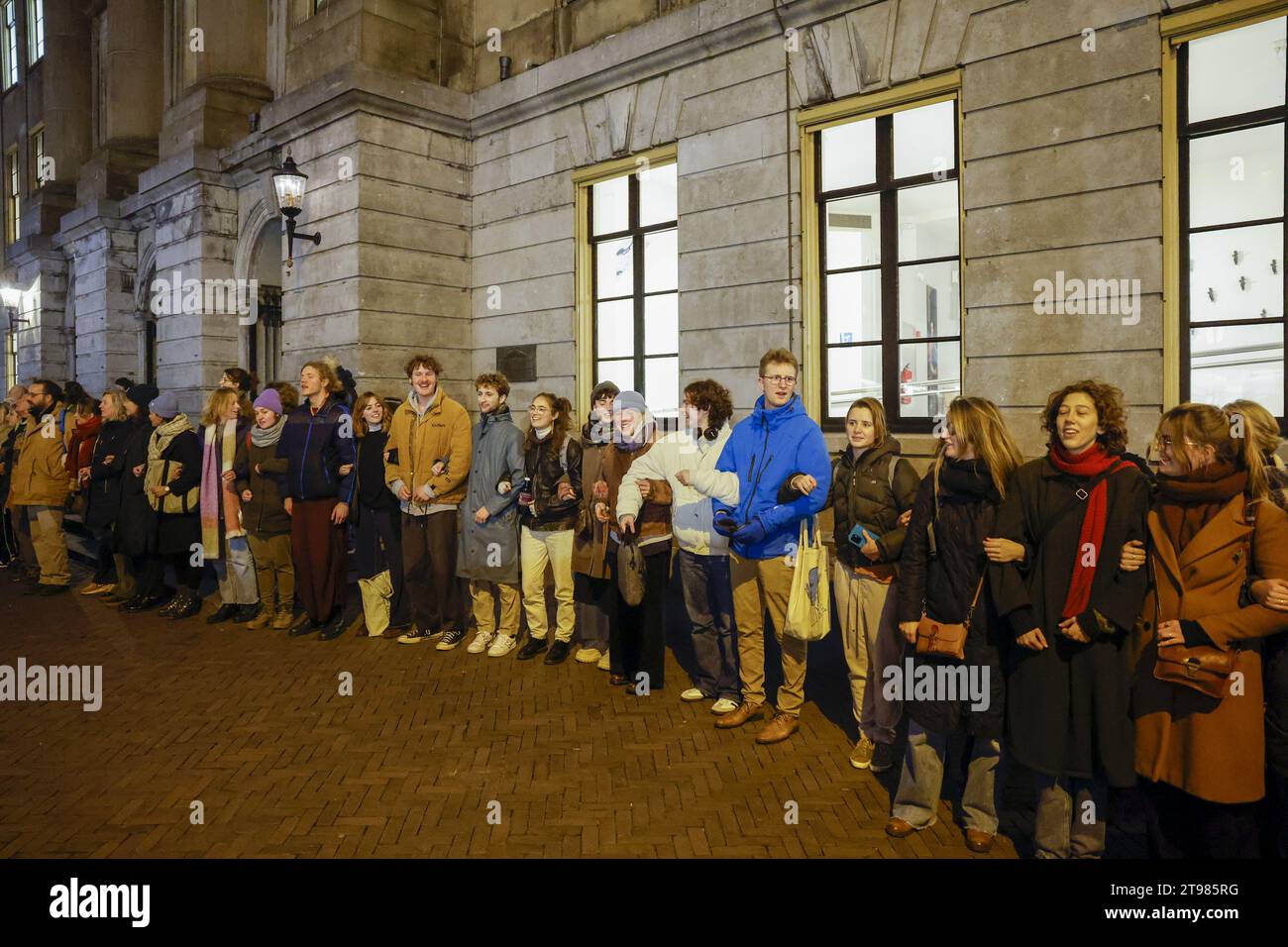 UTRECHT - partecipanti a un'azione di solidarietà contro l'esclusione e la discriminazione intorno al municipio di Utrecht. L'azione, chiamata Utrecht, si tengono a vicenda, è una risposta alla vittoria elettorale del PVV di Geert Wilders. ANP ROBIN VAN LONKHUIJSEN paesi bassi Out - belgio Out Foto Stock