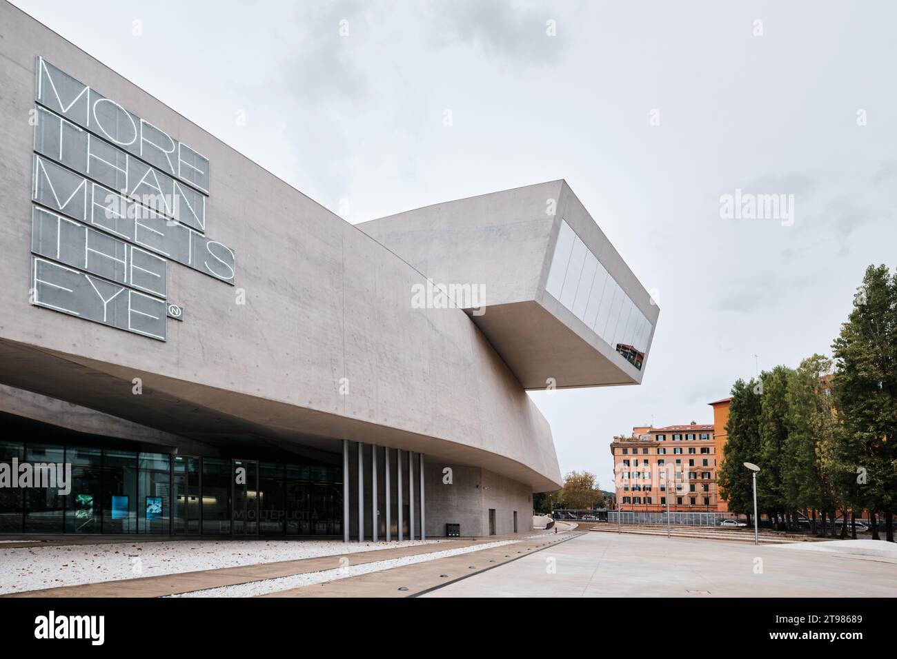 Roma, Italia - ottobre 29 2023: Facciata del MAXXI museo nazionale di arte e architettura contemporanea del XXI secolo, edificio progettato da Zaha Hadid Foto Stock