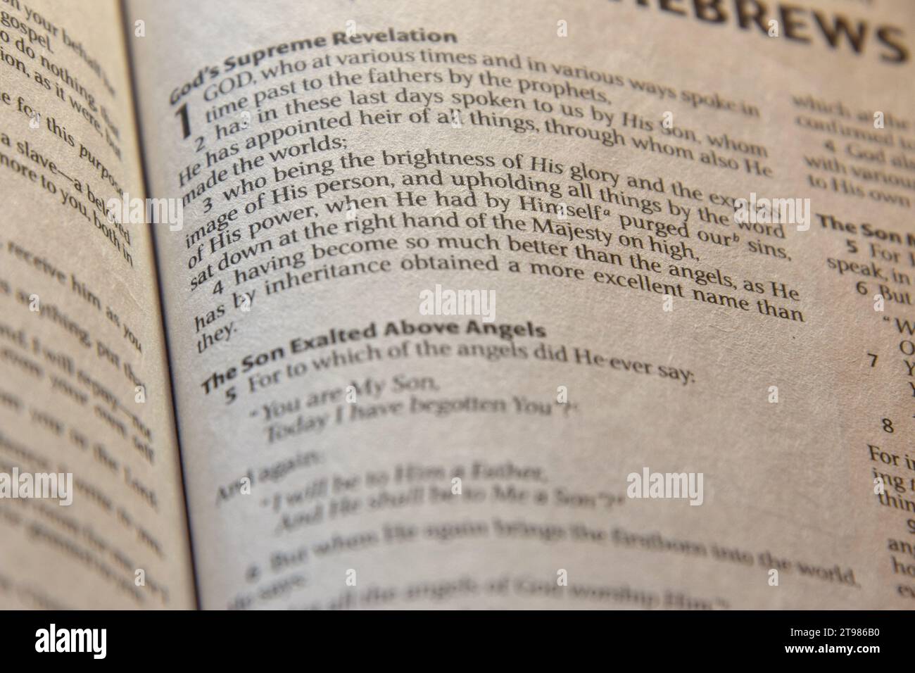 Aperto Bible Hebrews 1:3-4 Foto Stock
