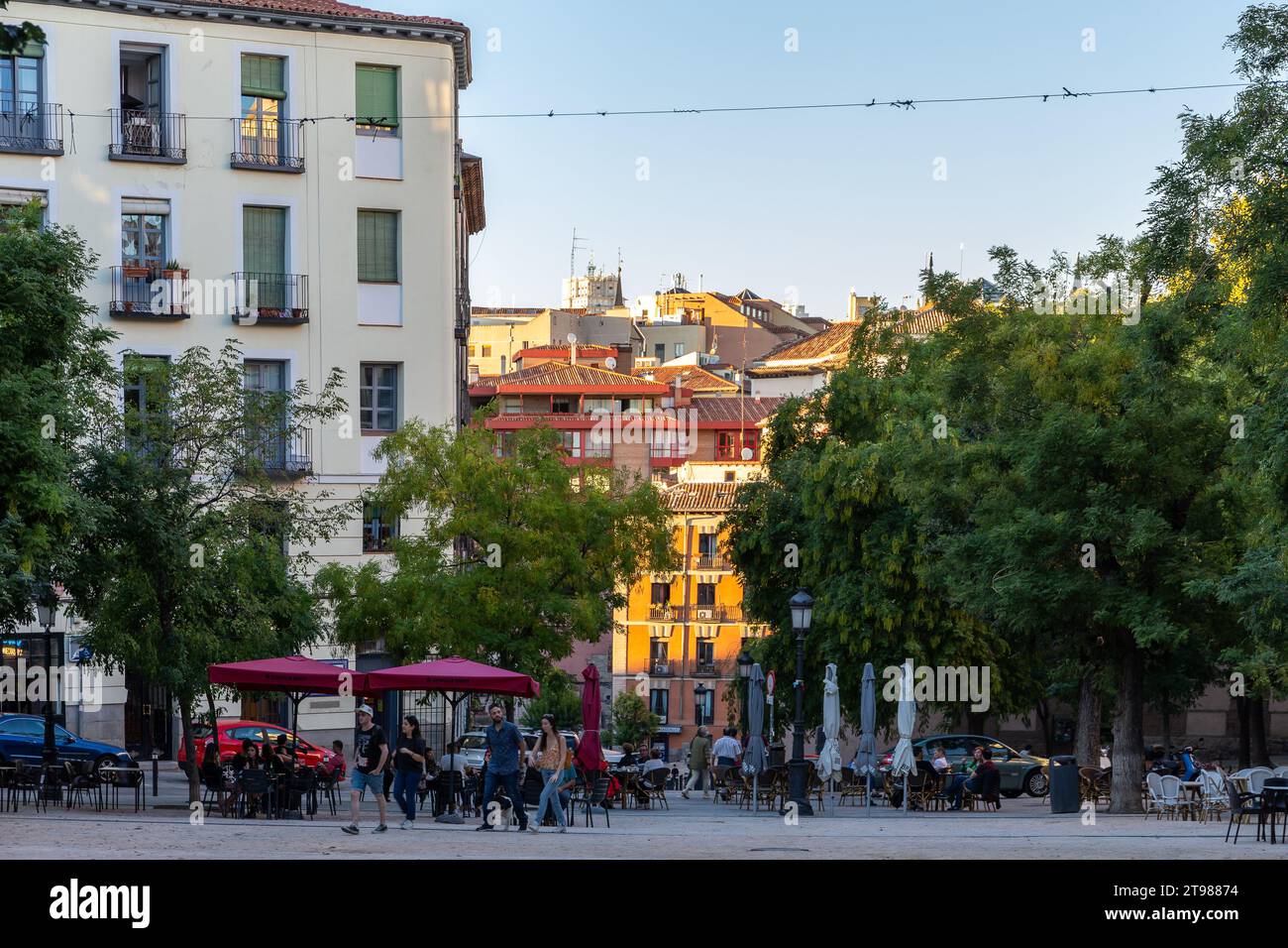 Madrid, Spagna, 09.10.21. Strada pedonale di Madrid, Spagna, con ristoranti, caffè, tavoli per strada e gente. Foto Stock